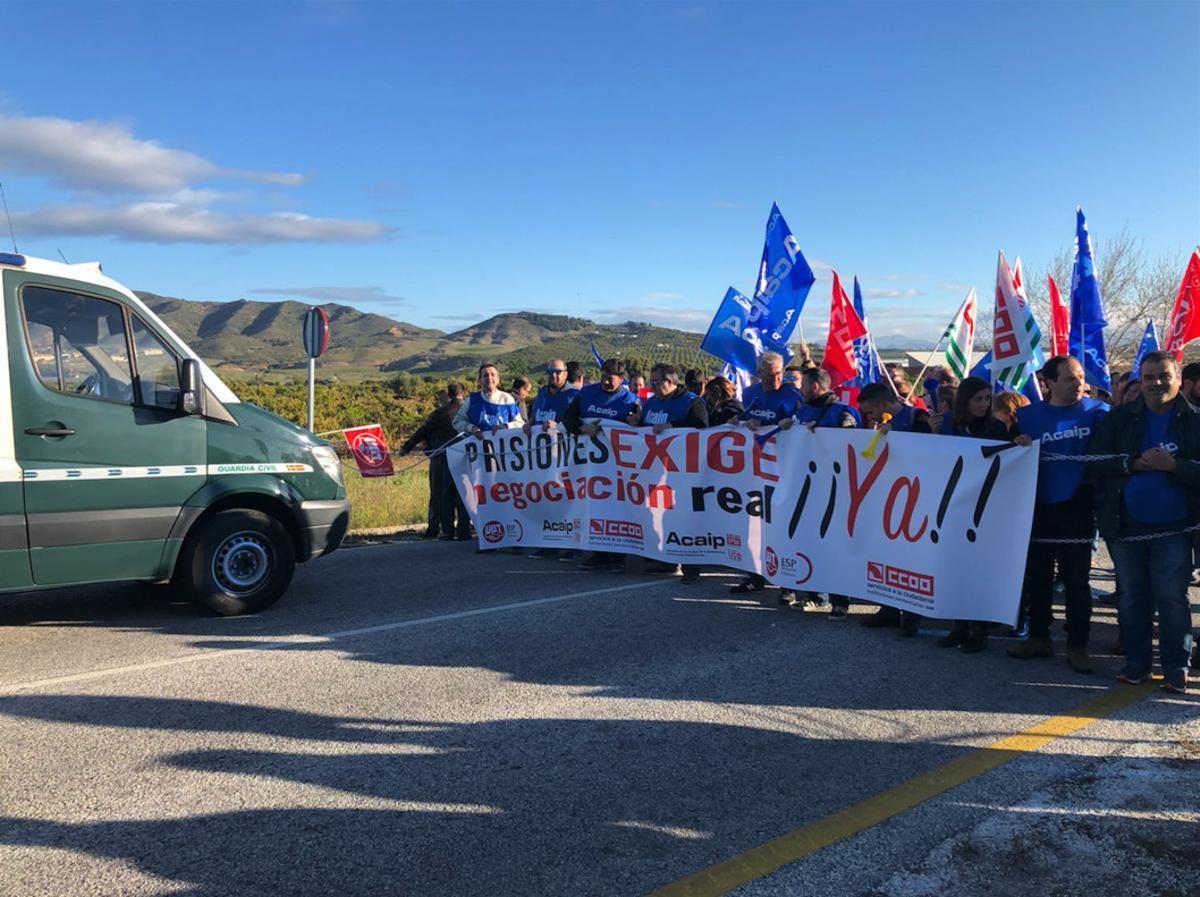 Funcionarios de prisiones de CCOO, UGT y ACAIP cortan el acceso a la prisión malagueña de Alahurín de la Torre.