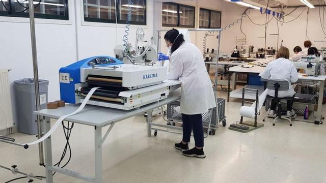 Trabajadores de la empresa textil Partenon, con sede en Redondela y perteneciente al grupo Sagres, en una imagen de archivo.
