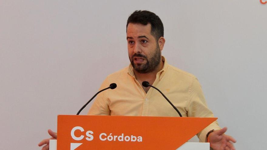 El aspirante a candidato de la Junta Fran Carrillo deposita ante notario el dinero que le reclama Cs