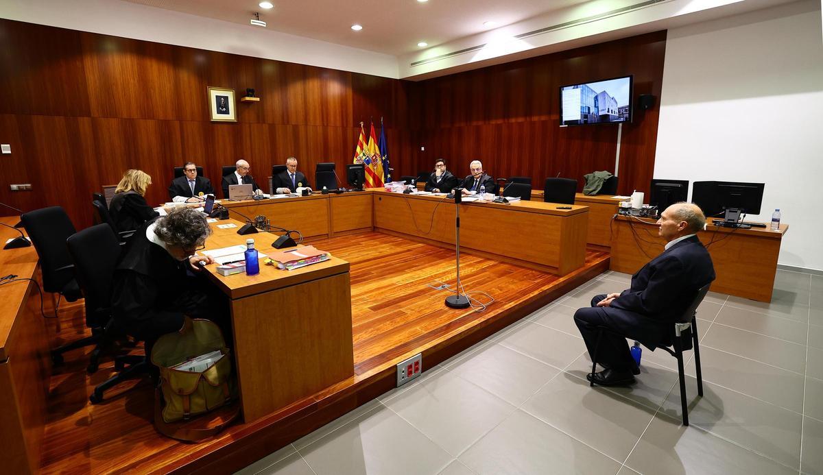El alcalde de Monterde, José Gracia Ruiz (PP), en el banquillo de los acusados durante el juicio celebrado el 11 de febrero en la Audiencia Provincial de Zaragoza.