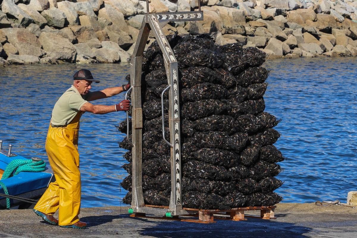 Descargas en A Illa, ayer.