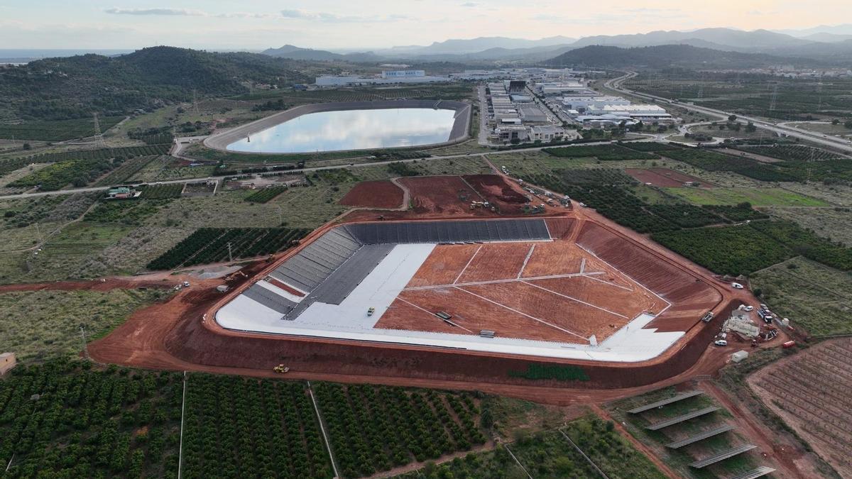 Para ejecutar el proyecto se ha construido una balsa impermeabilizada con capacidad para 228.754 m³, dos instalaciones fotovoltaicas de 108 kWp y 148 kWp, se han adecuado las instalaciones de la EDAR y se ha implantado una plataforma digital de gestión integral.