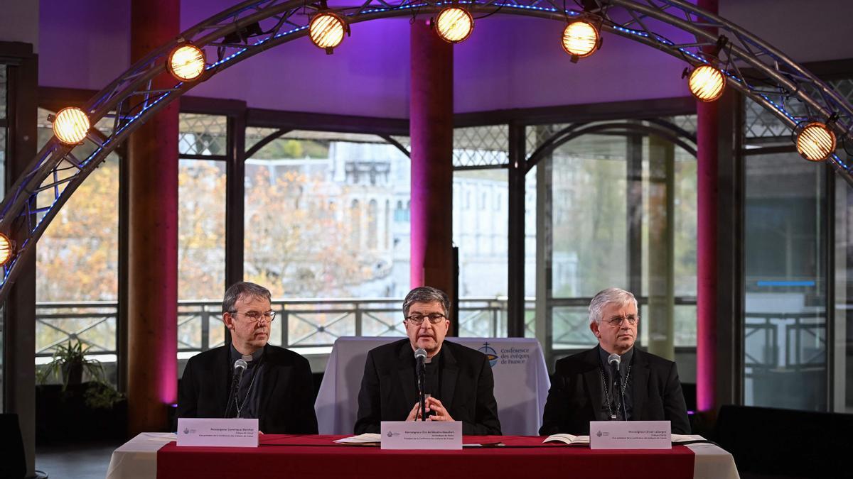 El presidente de la Conferencia Episcopal de Francia, Eric de Moulins-Beaufort, flanqueado por los vicepresidentes Dominique Blanchet y Olivier Leborgne, este lunes durante la rueda de prensa que han ofrecido.