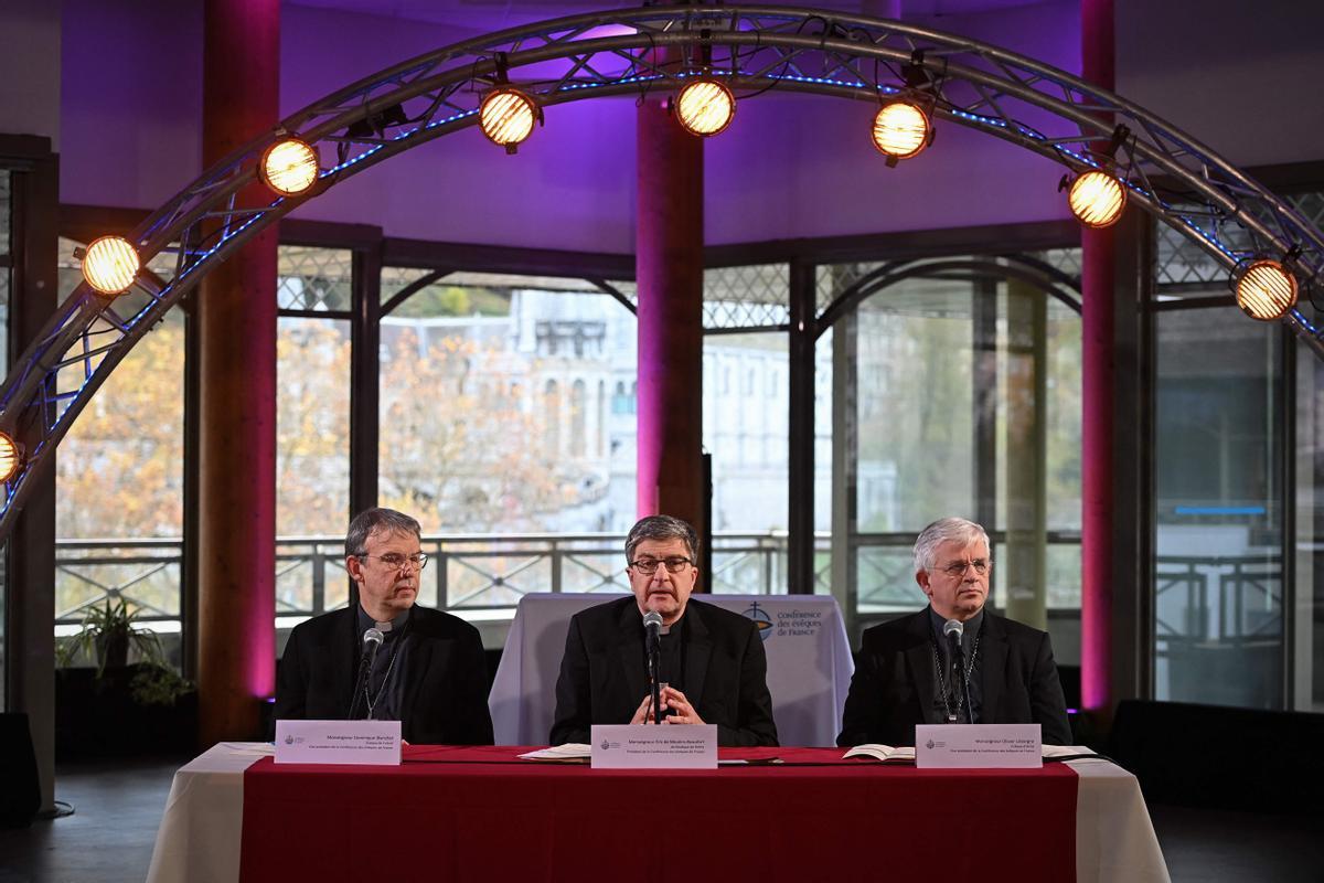 El presidente de la Conferencia Episcopal de Francia, Eric de Moulins-Beaufort, flanqueado por los vicepresidentes Dominique Blanchet y Olivier Leborgne, este lunes durante la rueda de prensa que han ofrecido tras la clausura del cónclave.