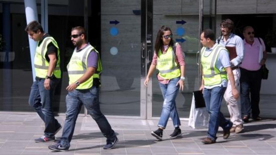 Agents surten de les oficines de Promusa