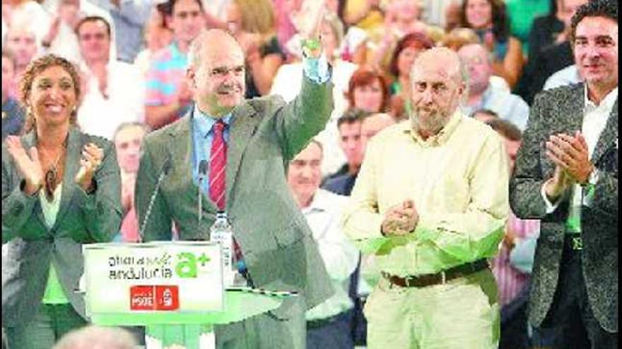 Mitin. Manuel Chaves, tras ser proclamado candidato del PSOE, por sexta vez consecutiva. efe