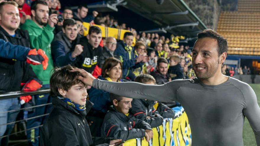 Cazorla junto a los aficionados que han arropado al equipo en el último entrenamiento.