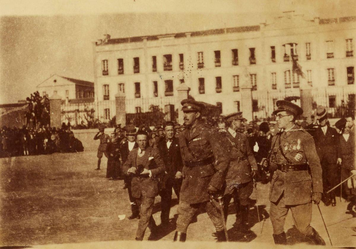 Alfonso XIII visitando el cuartel Infanta Isabel (1928).
