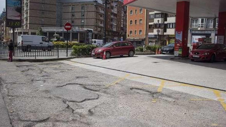 El asfalto levantado en la calle Bermúdez de Castro.