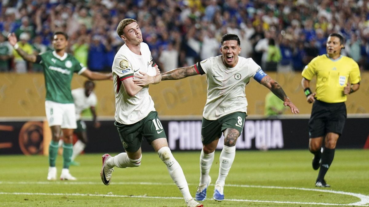 PHILADELPHIA (United States), 04/07/2025.- Cole Palmer of Chelsea (L) celebrates with teammate Enzo Fernandez after scoring the 1-0 goal during the FIFA Club World Cup 2025 match between Palmeiras and Chelsea FC in Philadelphia, Pennsylvania, USA, 04 July 2025. (Mundial de Fútbol, Filadelfia) EFE/EPA/WILL OLIVER