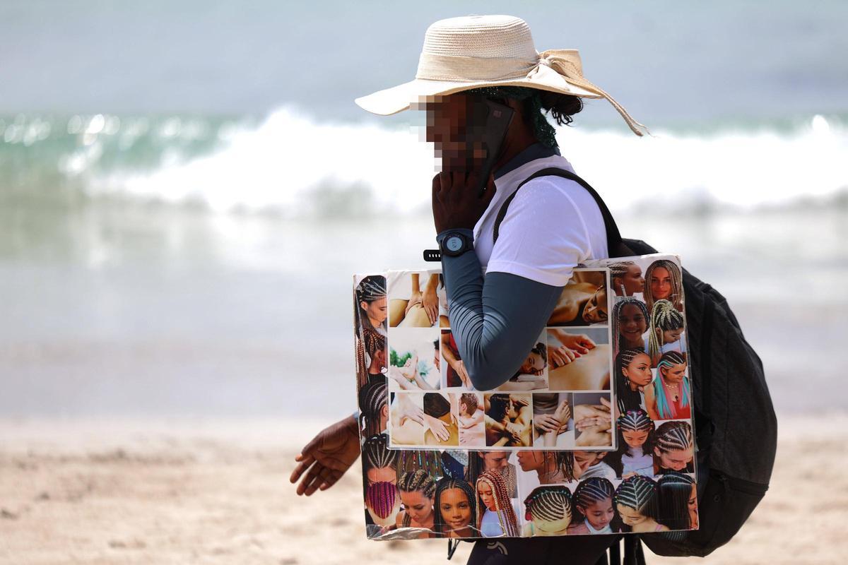 Galería: vendedores ambulantes en la playa de ses Salines