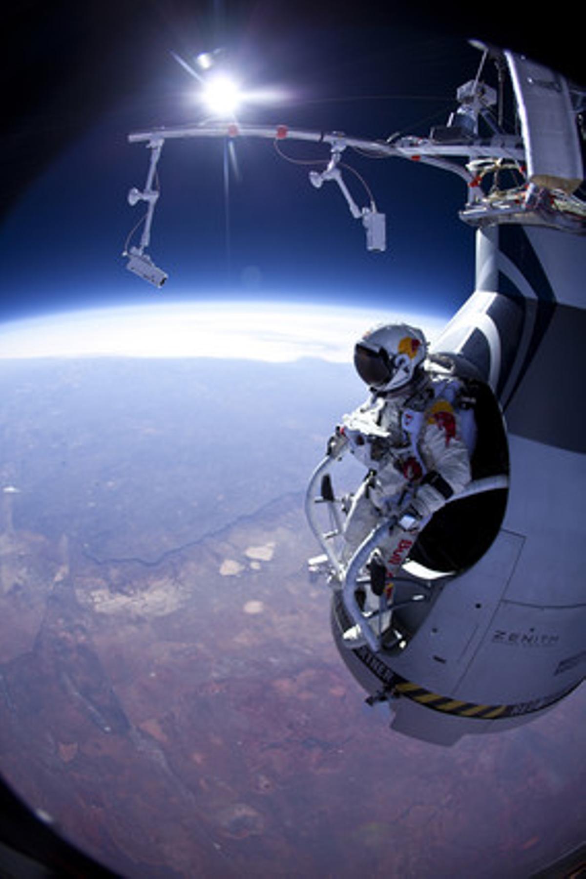 Vista de la Terra des de la càpsula del pilot austríac, en un assaig anterior, concretament del 15 de març.