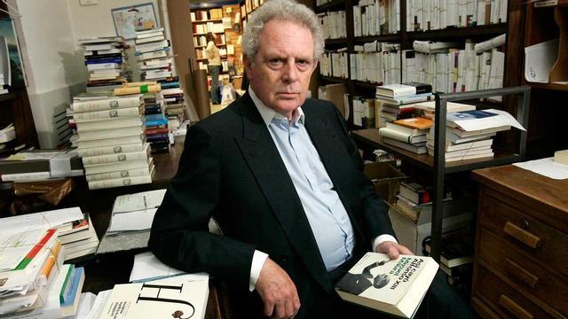 El escritor Joaquín Romero Maura, en la librería Marcial Pons