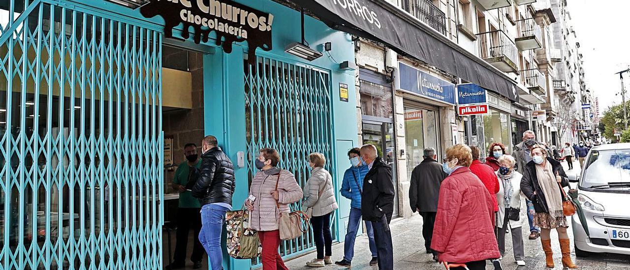 Colas para coger chocolate con churros y cafés en la nueva churrería de O Calvario   | // JOSÉ LORES