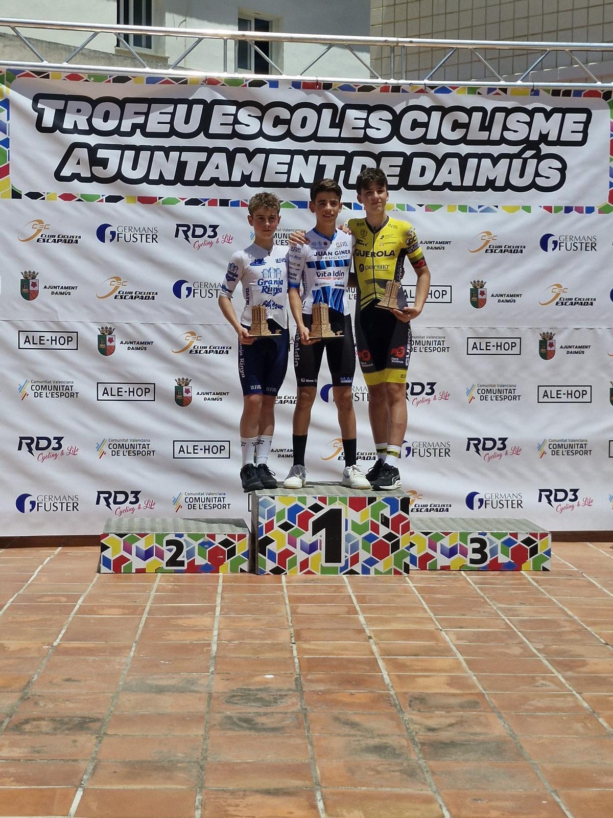 Jaume Beneyto, de la Escola de Ciclisme Ontinyent, en el podio del Trofeu de Daimús.