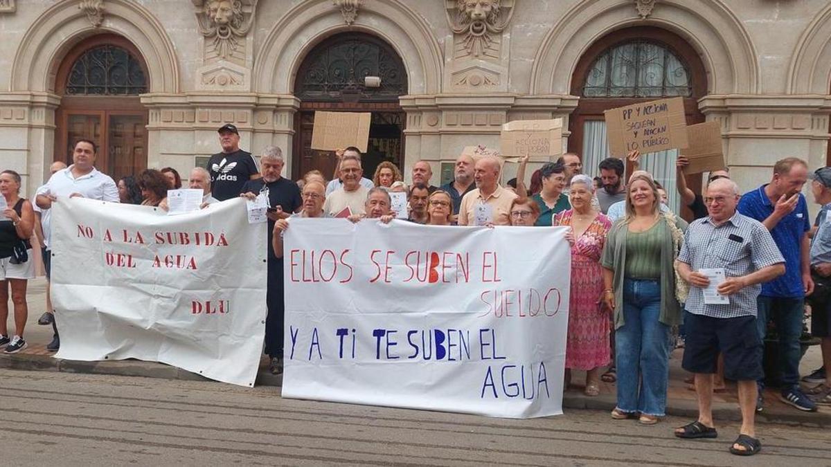 Protesta contra la subida del precio del agua en La Unión, este jueves.