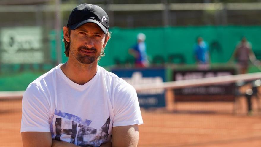 El tenista Juan Carlos Ferrero en las instalaciones de la Academia de Tenis Equelie.