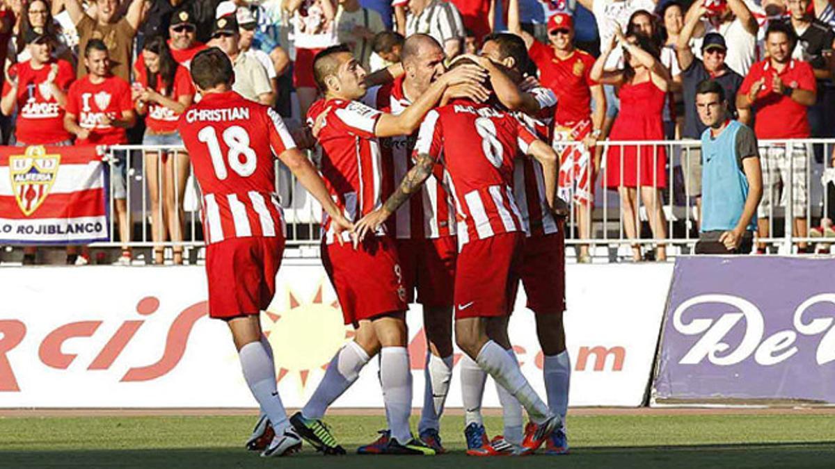 Los jugadores del Almería celebran el gol de Vidal ante el Girona
