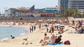 Estas son las tres playas de Barcelona que tienen más microplásticos de Catalunya