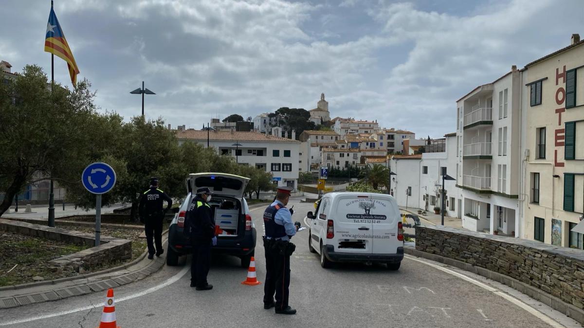 Els controls diaris a l&#039;entrada de Cadaqués.