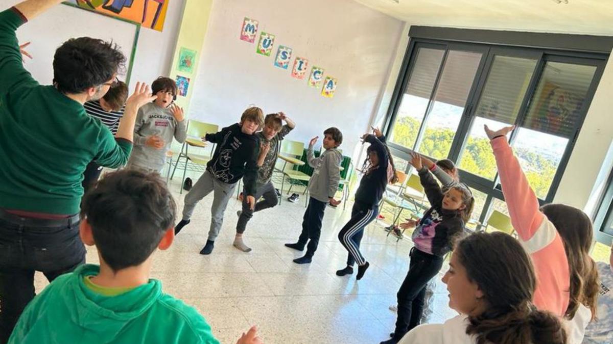 El "verd fluo" impregna el CEIP Azorín Monòver