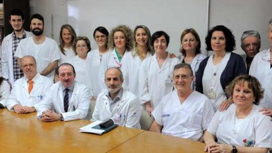 El equipo de traumatología del huca. De izquierda a derecha, de pie, Manuel Cardoso, Carlos Fernández, David Bonilla, Sonia Rodríguez, María José Jiménez, Arancha Gadañón, Belén Arango, Montse García, Beatriz Rubio, María Cruz Álvarez, Elena Rodríguez, Carmen Asperilla y Mar Álvarez; sentados, María Ojanguren, Carlos Rodríguez de la Rúa, Alejandro Braña, Miguel Rodríguez (director del HUCA), Tomás Moreno y María José Campos.