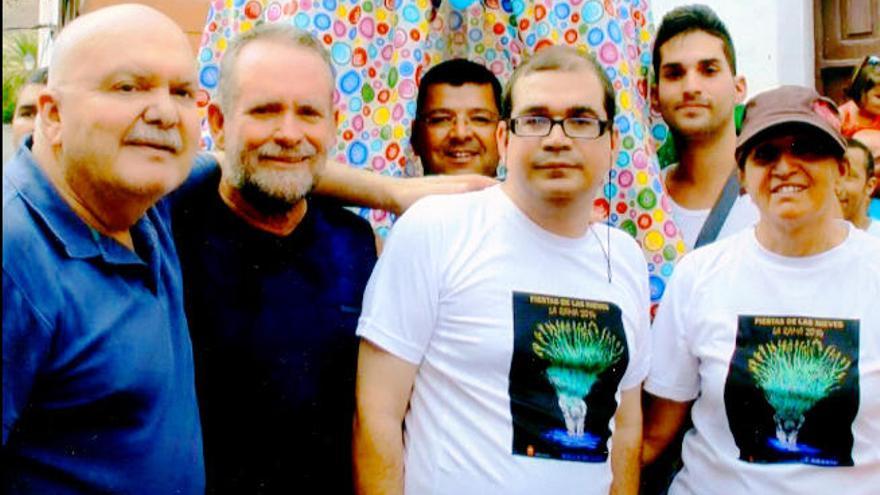 El joven Juan Pablo Oropez, en el centro con gafas, en Agaete.