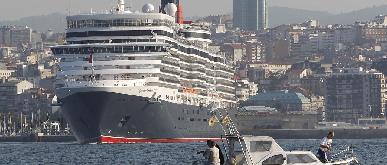 Foto de archivo: Vigo fue el primer puerto en el que hizo escala el &quot;Queen Elizabeth&quot; tras su inauguración en 2010.