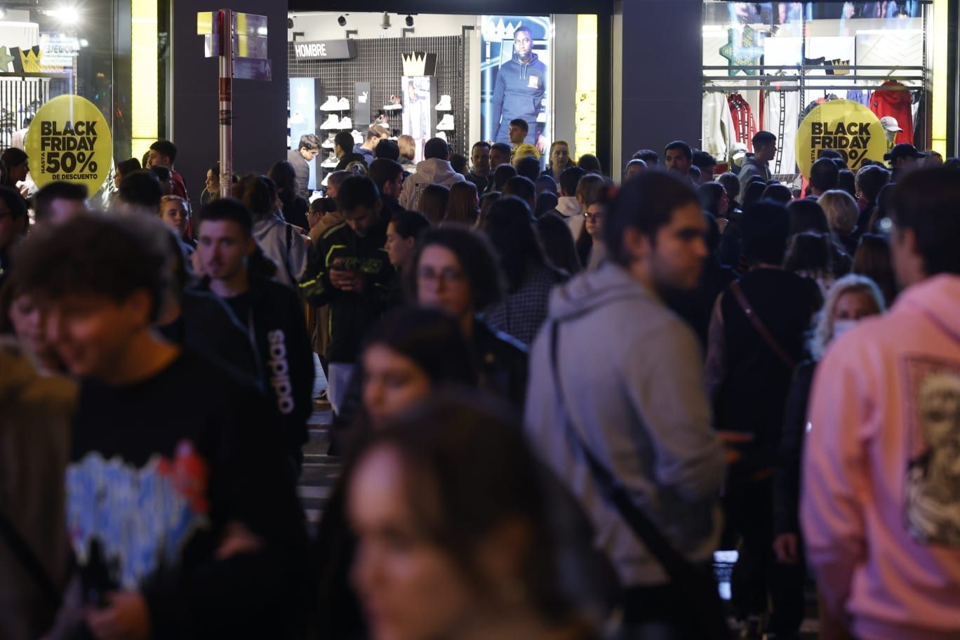 Fiebre por el Black Friday: una marea de gente abarrota la calle Colón
