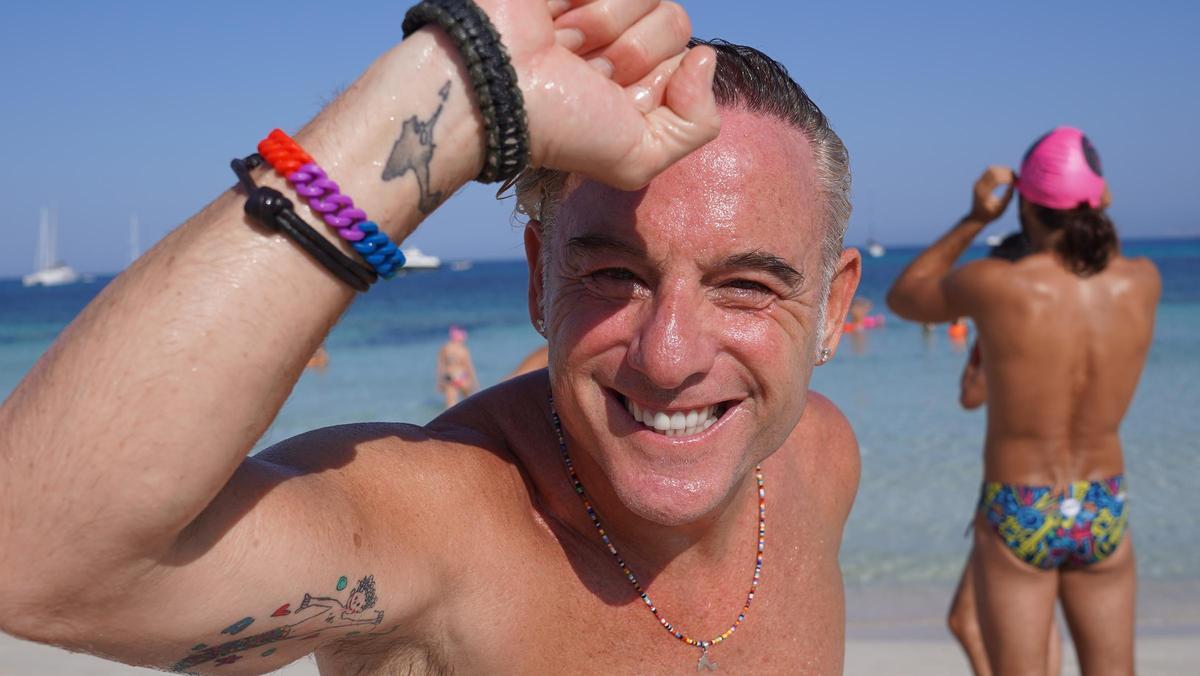 Uno de los nadadores muestra su tatuaje de Formentera.
