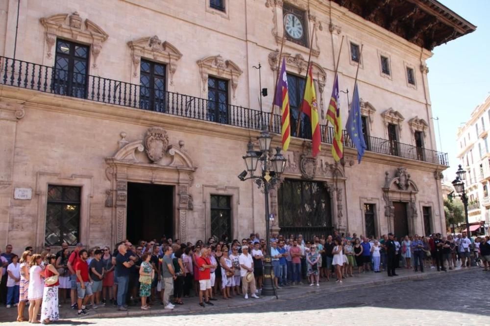 Minutos de silencio en Mallorca en recuerdo a las víctimas del los atentados de Cataluña