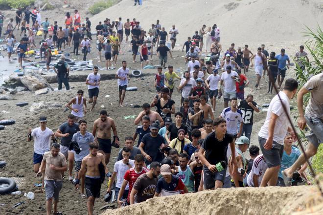 Nadar tres kilómetros para alcanzar Ceuta con aletas y flotadores: "No me importa el riesgo, quiero dejar Marruecos"