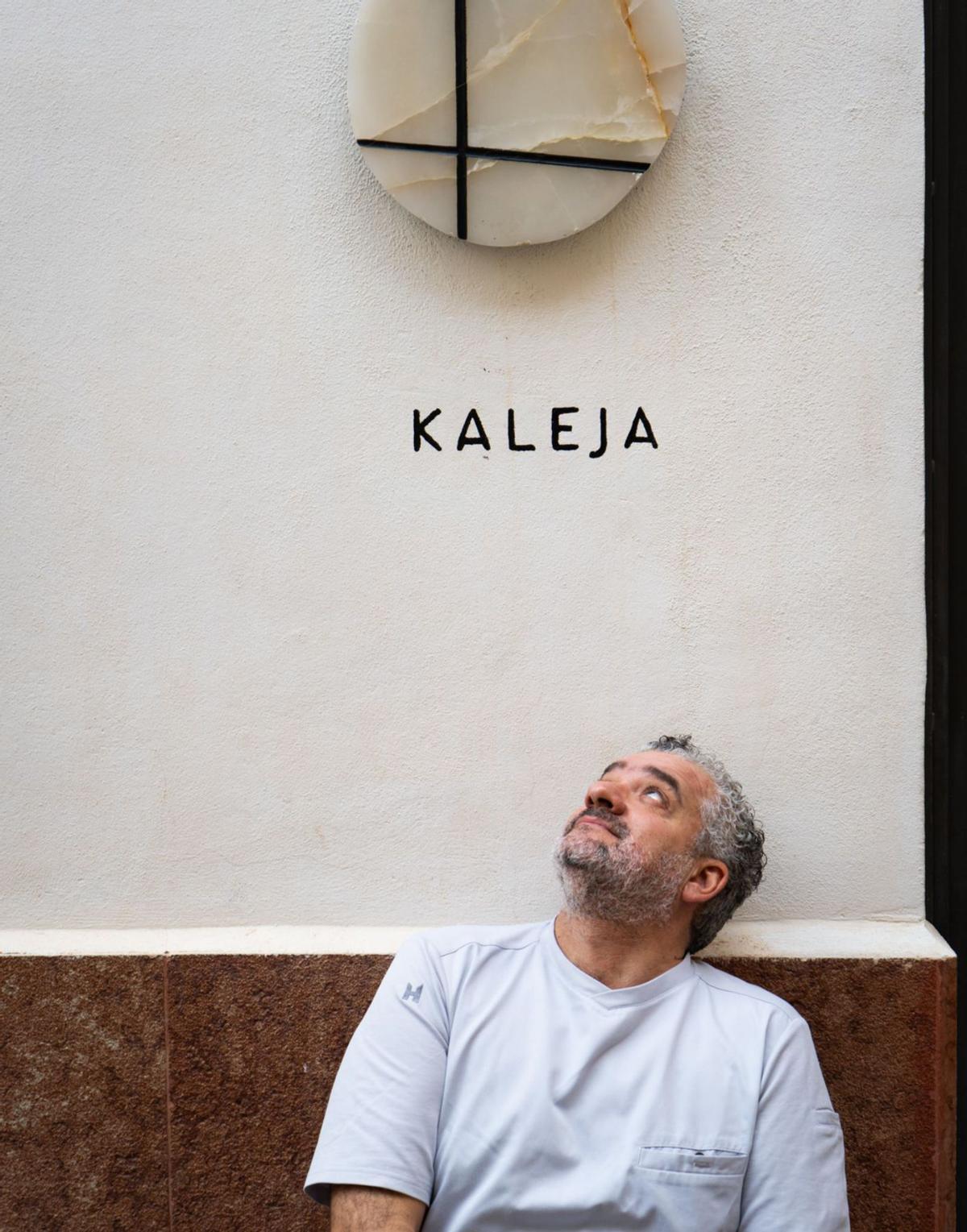 Daniel Carnero en la entrada de Kaleja, uno de sus negocios en el Centro de Málaga. | LA OPINIÓN