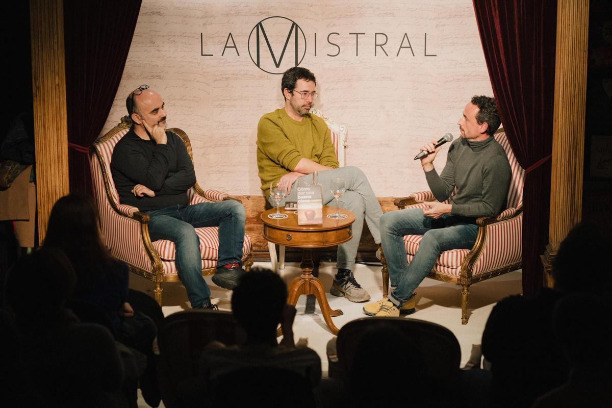 Salvador Gómez (izda) y José Cabeza (dcha.), autores del libro, con el editor Manuel Guedán (centro) durante la presentación.