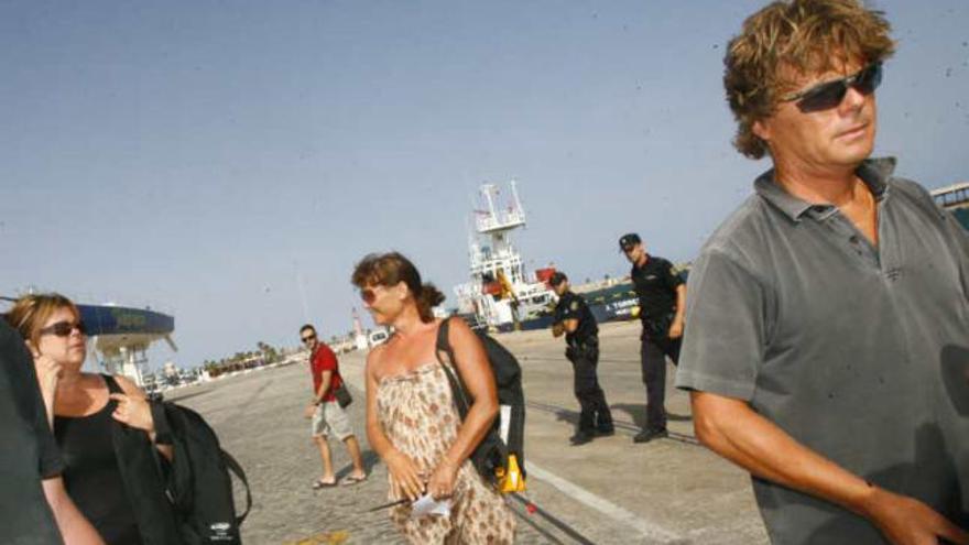 Los cuatro tripulantes del yate hundido a su llegada al puerto de Alicante.