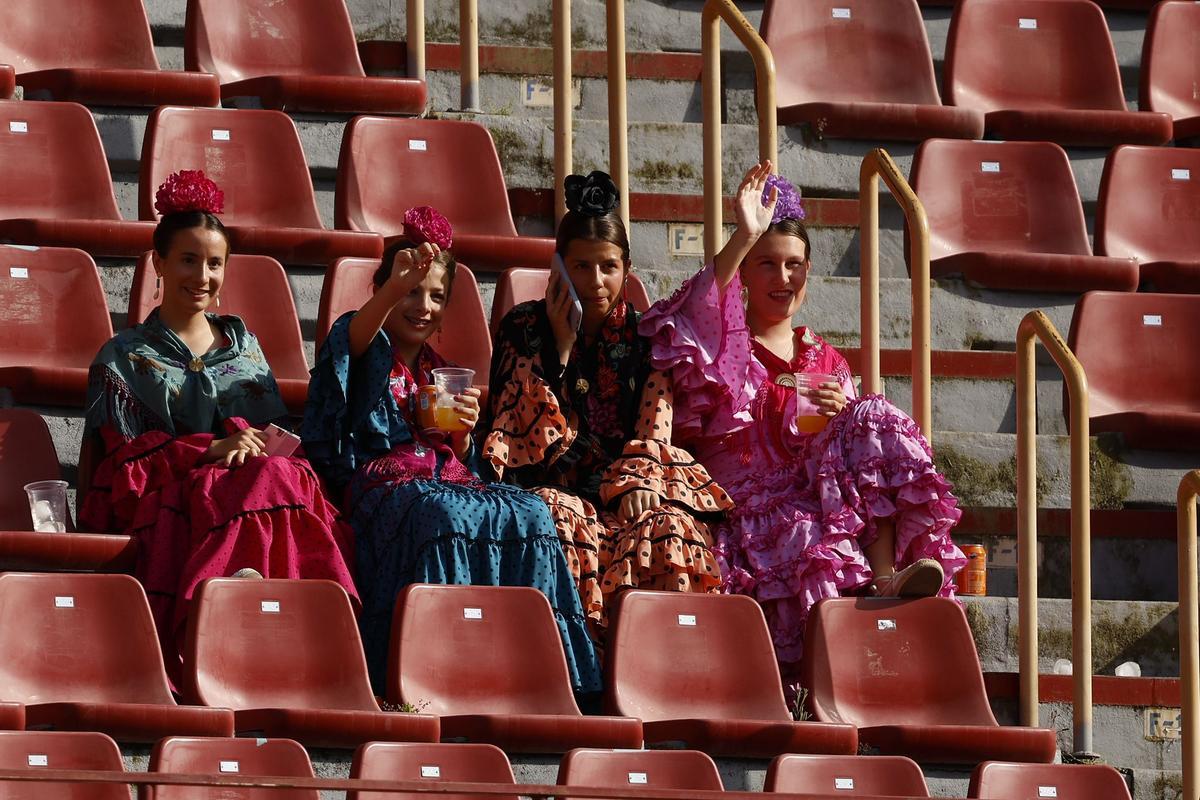 Ambiente de feria y trajes de gitana en los tendidos para ver los rejones.