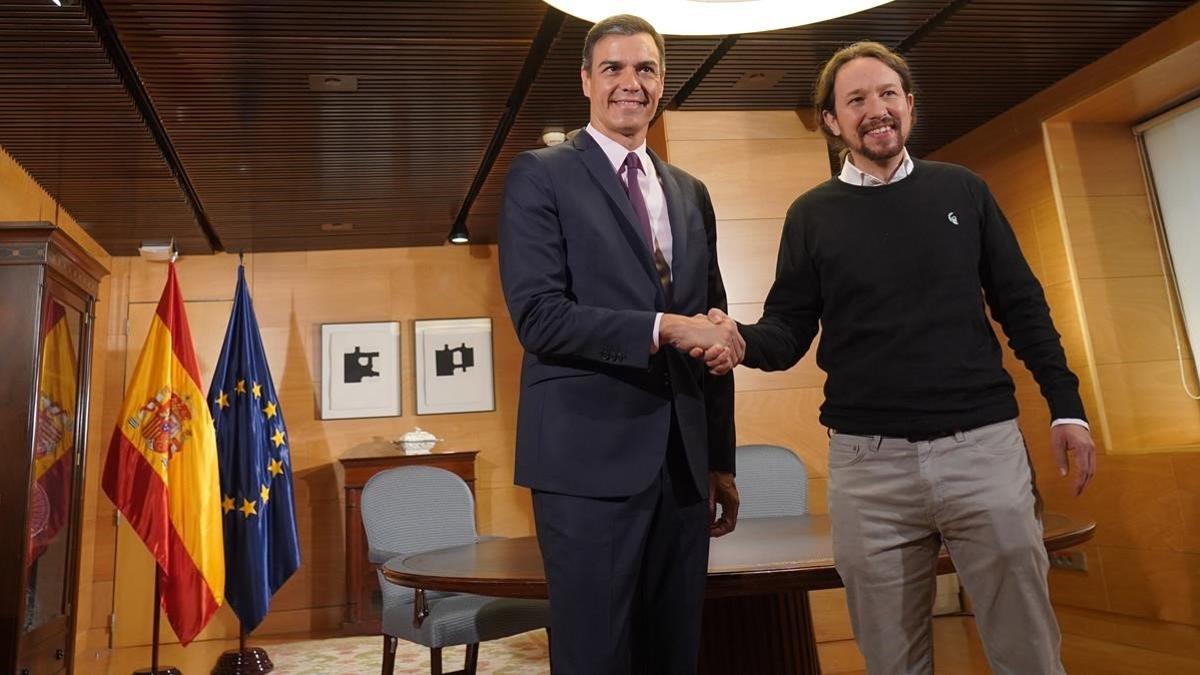 Pedro Sánchez recibe a Pablo Iglesias, el pasado 11 de junio.