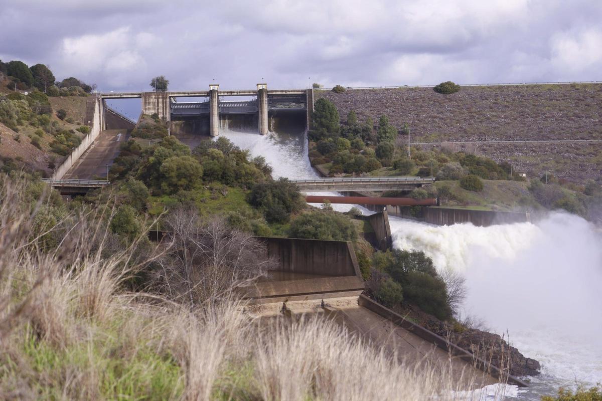 La reserva hídrica desciende ligeramente al 82,6% de su capacidad total, con 46.313 hm3
