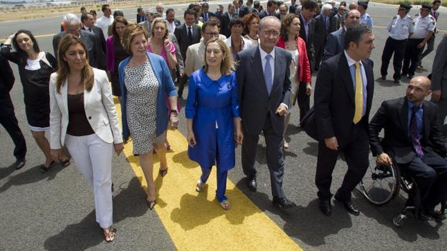 La ministra de Fomento, Ana Pastor (3i), el alcalde de Málaga, Francisco de la Torre (3d), el presidente de la Diputación, Elías Bendodo (2d), la vicepresidenta del Congreso de los Diputados, Celia Villalobos (2i) y la consejera andaluza de la Presidencia e Igualdad, Susana Díaz (i) durante la inauguración de la segunda pista del aeropuerto de Málaga-Costa del Sol.