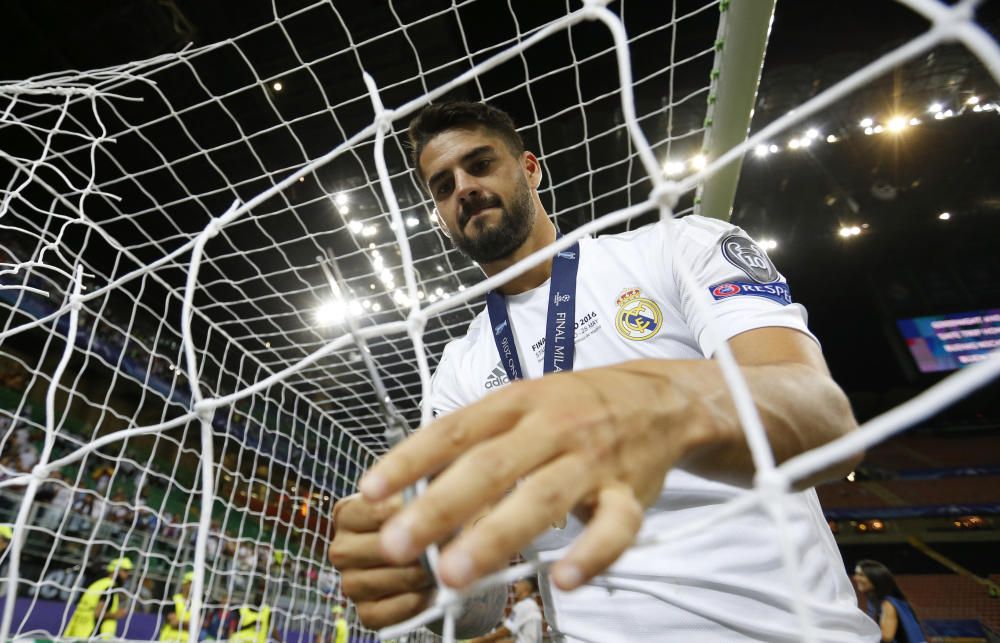 Los jugadores del Real Madrid celebran el título