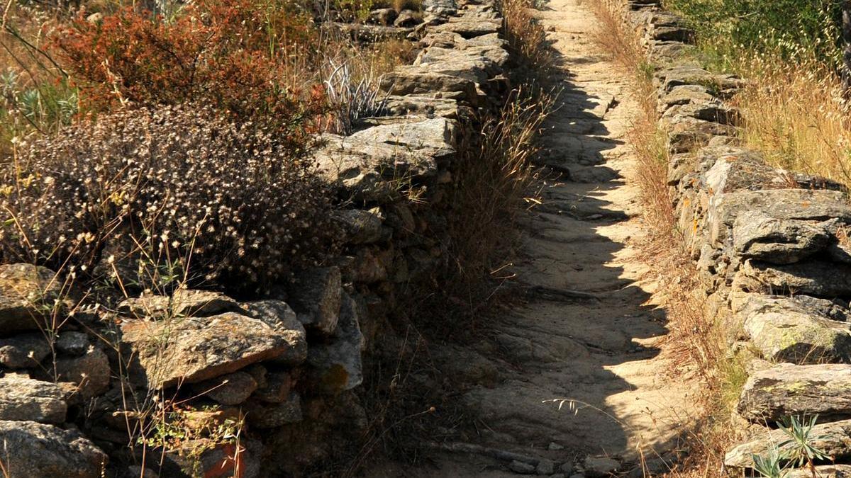 Un camí de muntanya amb els marges de pedra seca