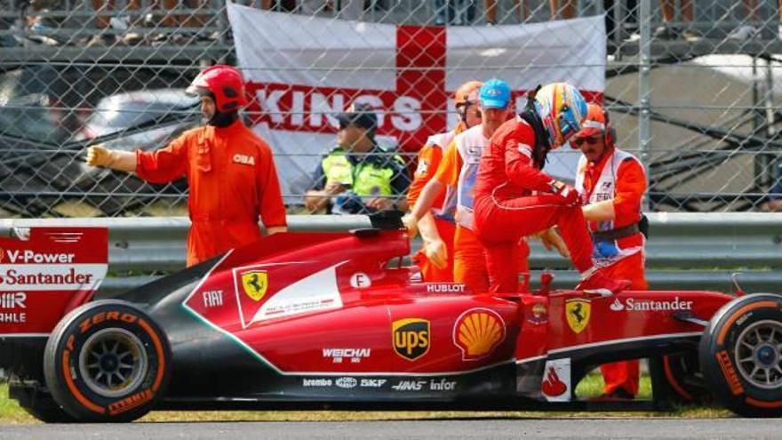 Hamilton acorta, Alonso abandona
