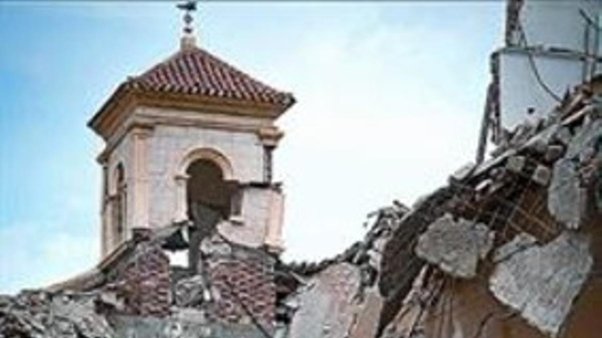 Tres monjas, en el convento de las Clarisas.