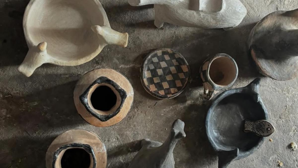Algunas de las obras de barro moldeadas a mano siguiendo una técnica milenaria preservada en el noreste de Túnez.