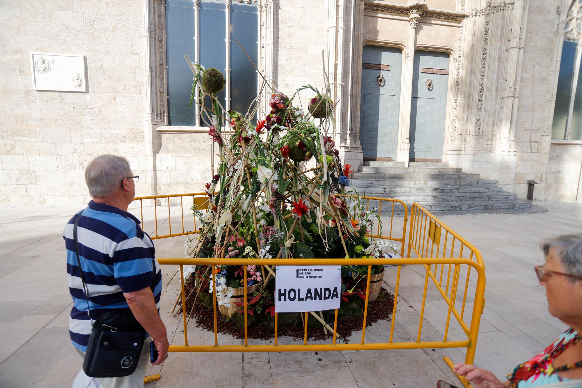 Sábado de Corpus: ambiente en la plaza, balcones y adornos florales