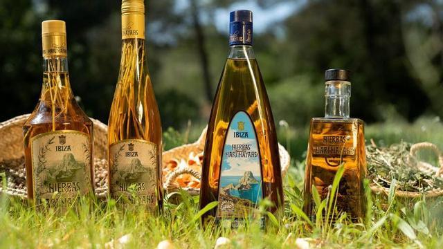 Distintas botellas de hierbas ibicencas de Familia Marí Mayans. | FAMILIA MARÍ MAYANS