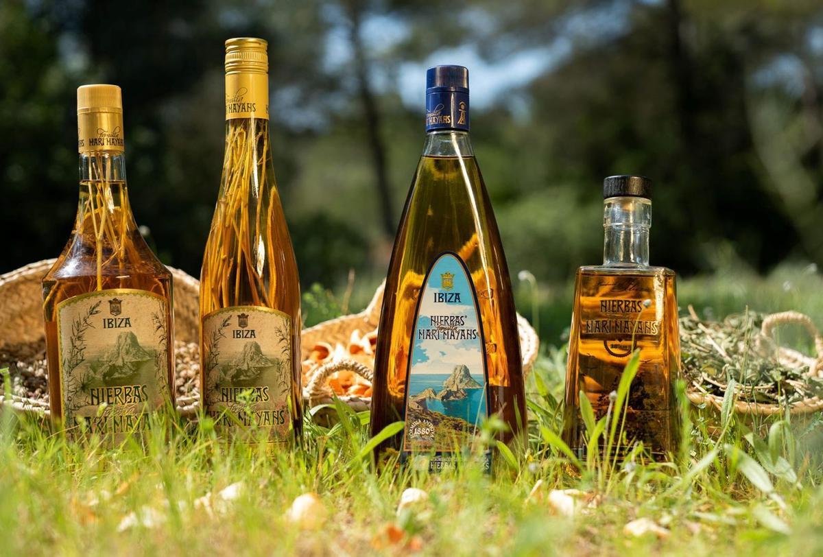 Distintas botellas de hierbas ibicencas de Familia Marí Mayans. | FAMILIA MARÍ MAYANS