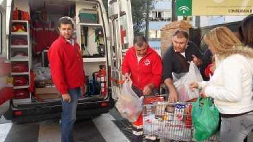 Los voluntarios de Cruz Roja recogen alimentos.