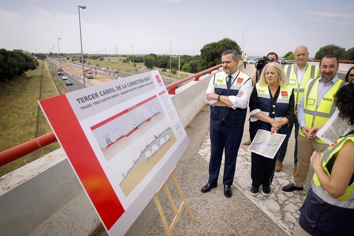 El consejero de Vivienda, Transportes e Infraestructuras de la Comunidad de Madrid, Jorge Rodrígo, durante una visita el pasado junio a las obras de la M-607.