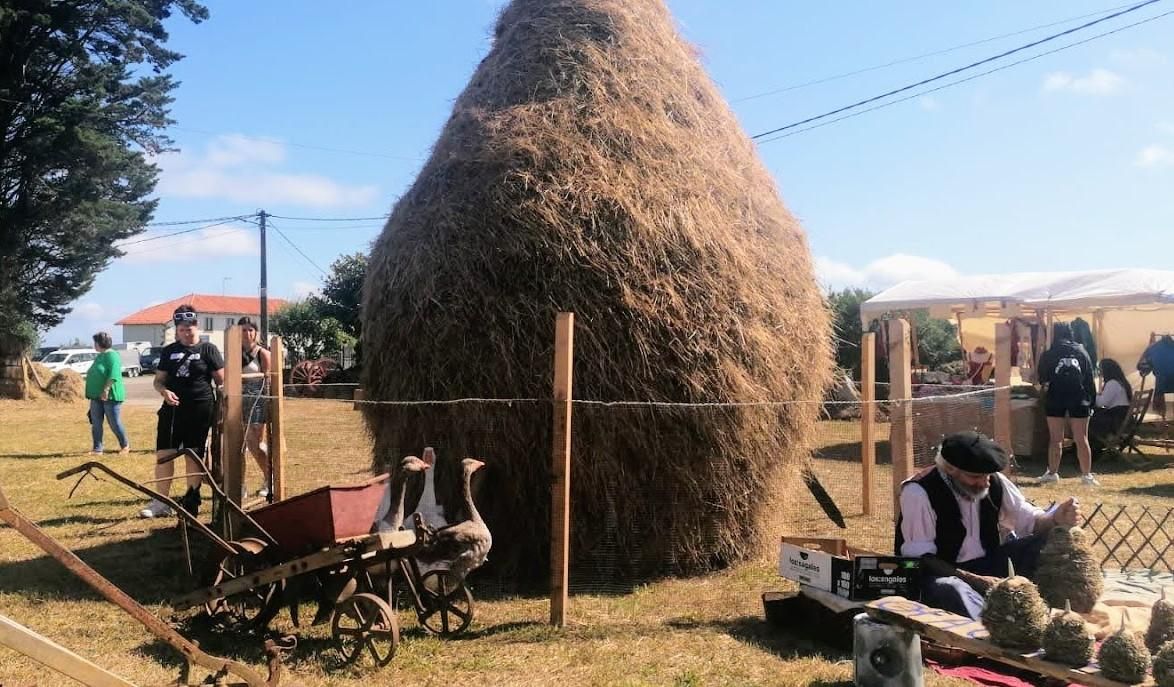 Lleno total en el Mercáu Tradicional de Oles: así se vive una de las citas del verano en Villaviciosa